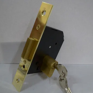 Dead bolt without latch